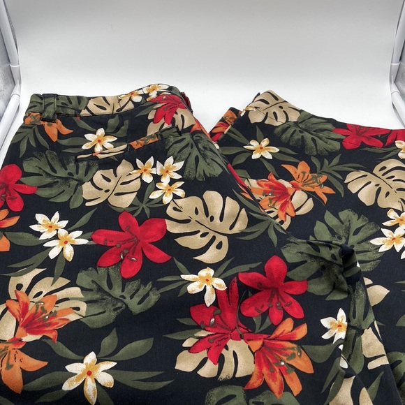Chicos Design Hawaiian Tropical Leaf Capris Size 33.5 Inch Waist - Picture 7 of 7